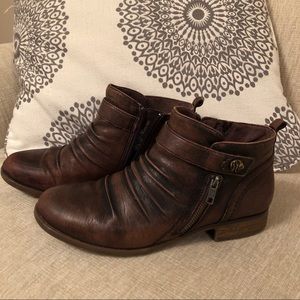 Earth Brook leather 10W zip-up bootie, memory foam